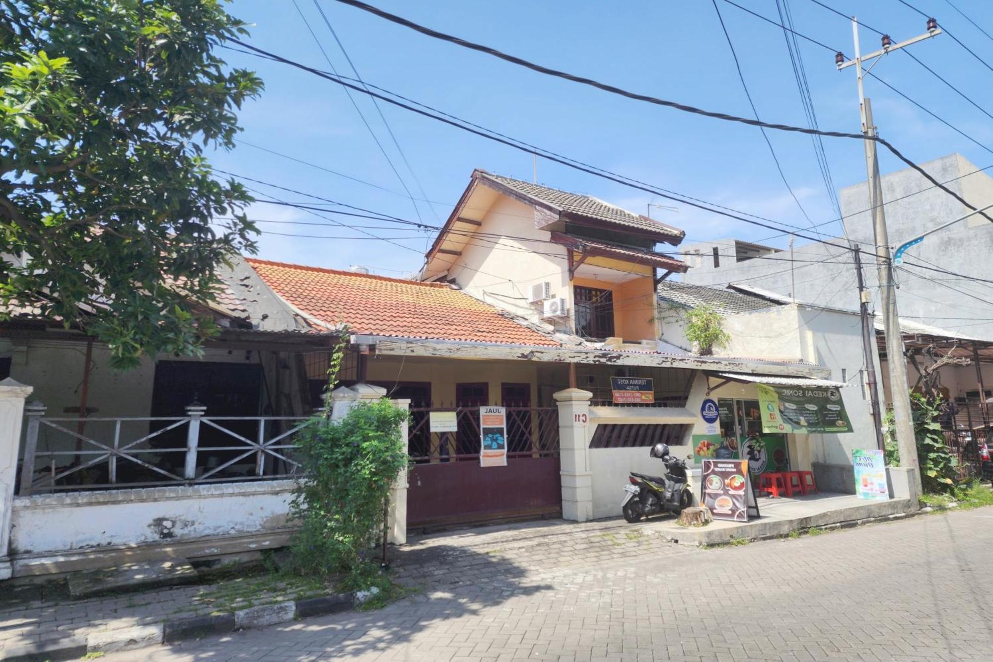 Oyo 93869 Regina Homestay Syariah Surabaya Exteriör bild